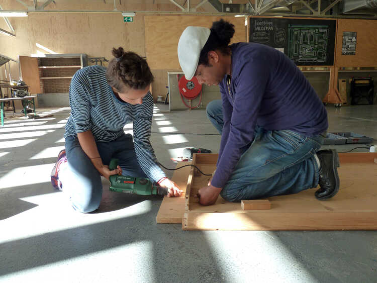 Marjolein en Yohannes bouwen een werktafel